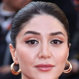 Niousha Akhshi 飾演 Sadaf