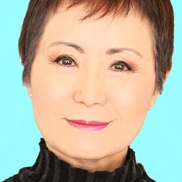 Alexis Rhee 飾演 Mi