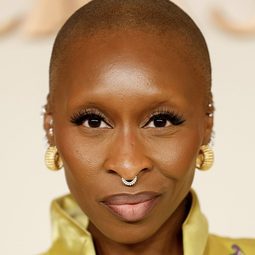 辛西婭·艾利沃 飾演 Self