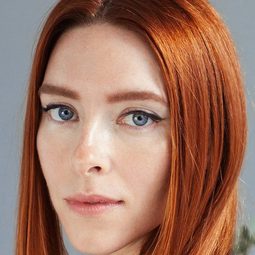 Kate Gorney 飾演 Isabel