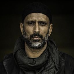 Shahid Ahmed 飾演 Taxi Driver