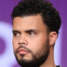 Howard Charles 飾演 Uruk