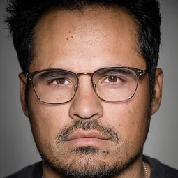 米高班納 - 迫良持槍演員 飾演Chango