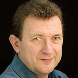 Adrian Clarke 飾演 English Sports Presenter 2 (voice)