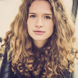 瑪蓮·坦齊克 飾演 Elena Toma (jung)