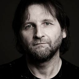 Thierry Toscan 飾演 Quirino