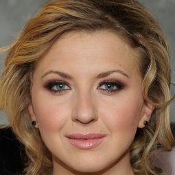 妮娜·阿里安達 飾演 Vivian Vance