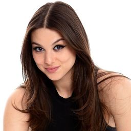 Kira Kosarin 飾演 Ava