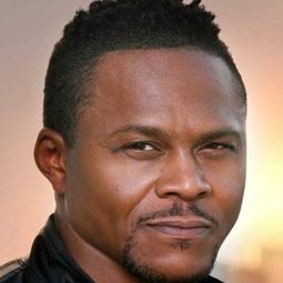 Malik Barnhardt - A Christmas Wedding演員 飾演John