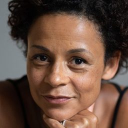 Sian Martin 飾演 Chrisele / African Woman