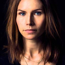 Nina Persson 飾演 Juli