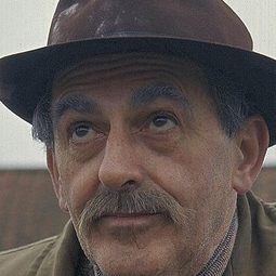 John Glyn-Jones 飾演 Harry