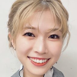 青山吉能 飾演 Roka Ayatsumugi (voice)