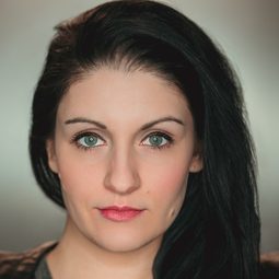 Annika Strauss - Skin Creepers演員 飾演Leonie