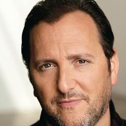 湯姆·蓋洛普 飾演 Dr. Henderson