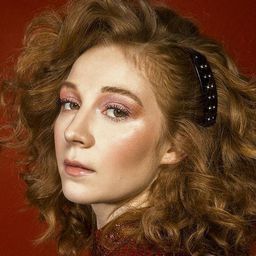 凱麗·卡特 飾演 Lorna Blackledge