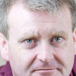 Raymond Mearns 飾演 Mike