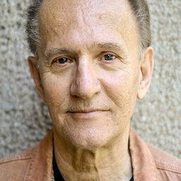 Per Ragnar 飾演 The Older Civilian Police