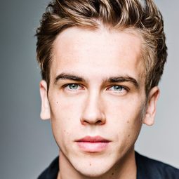 Jackson Bews 飾演 Teen Stefan