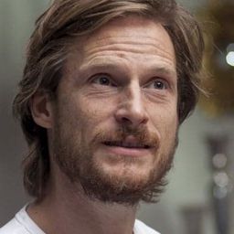 伊凡·芬尤 飾演 Pataky András