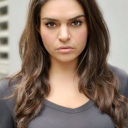 Mercedes De La Cruz 飾演 Deena