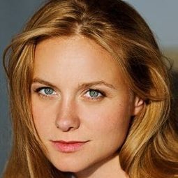 安娜·翁特貝格爾 - 200 米演員 飾演Anne