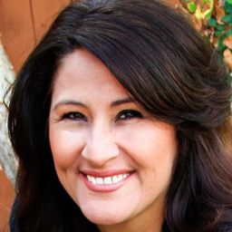 Margaret Medina 飾演 Officer Sue Stone