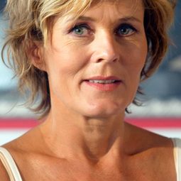 Kjersti Holmen 飾演 Siv