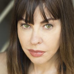 Mimí Lazo 飾演 Samara