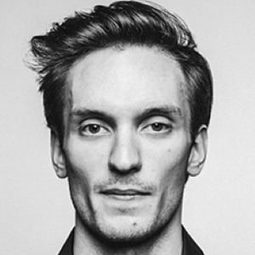 Artemy Belyakov 飾演 Count Albrecht