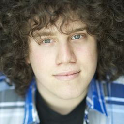 Julian Sergi 飾演 Rosen