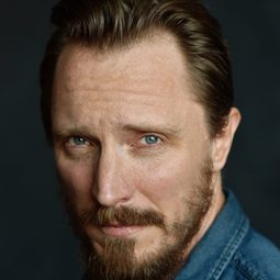 約翰·胡根納克 飾演 