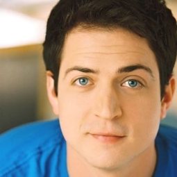 Nick Fondulis - A Very Merry Toy Store演員 飾演Announcer