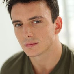 山謬 H 萊文 飾演 Raef Gundel