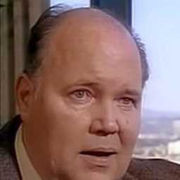 John Harkins 飾演 Dr. Berwick