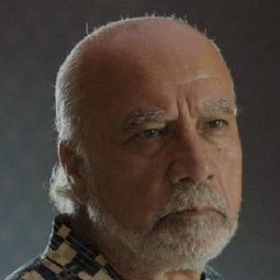 Khaled El Sayed 飾演 Cafe Owner