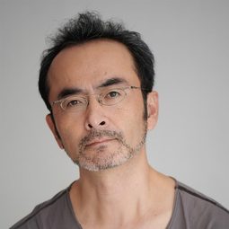 古舘寛治 飾演 Torii