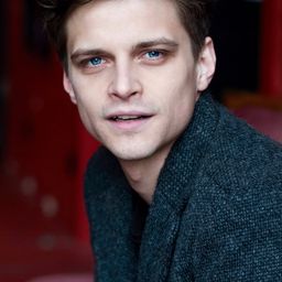 Julian Koechlin 飾演 Eric Kalterer