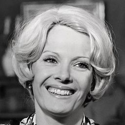 黛芬茜歷 飾演 A – The Brunette Woman