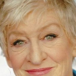 潘·海厄特 飾演 Joyce Selznick