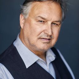 Christoph Zrenner 飾演 Usher