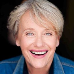 Elizabeth Alexander 飾演 Ms Shepard