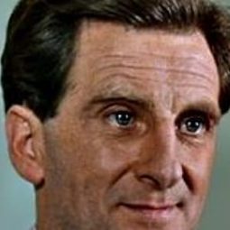 John Franklyn-Robbins 飾演 Prof White