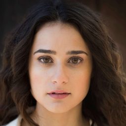 Danielle Catanzariti 飾演 Esther Blueburger