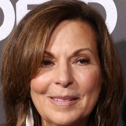 泰瑞莎·提莉 - 想當年演員 飾演Mrs. Miller