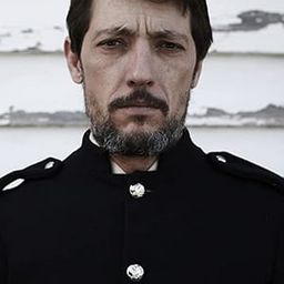 Xavier Gouault 飾演 Consoling Man