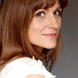 Nathalie Blanc 飾演 Jessie