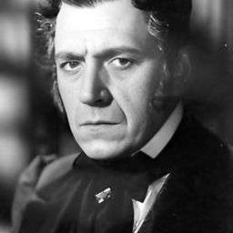 Jean Martinelli 飾演 Foussard