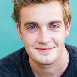 Derek Dimir 飾演 Ragge