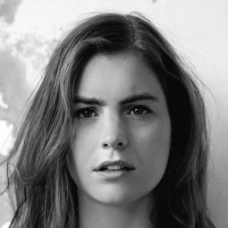 Hannah Hoekstra - 橙色狂熱演員 飾演Merel